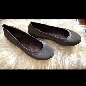 🐊Women’s Brown Crocs Faux Fur Flats, Size 8🐊